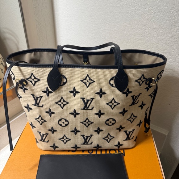 Louis Vuitton - Picture 4 of 4